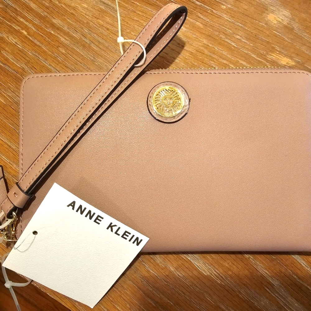 NWT Creamy beige color Anne Klein large travel wallet/wristlet.